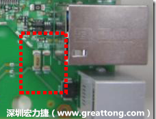 有人認為電容旁邊已經有螺絲將電路板固定于機殼上了，不應該發生電路板彎曲的現象才對。