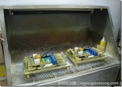使用噴涂(Spraying)方式作業(yè)conformal coating時(shí)，需設(shè)備抽真空的設(shè)備，否則噴涂的物質(zhì)會飄散到空氣當(dāng)中，影響人體的健康。