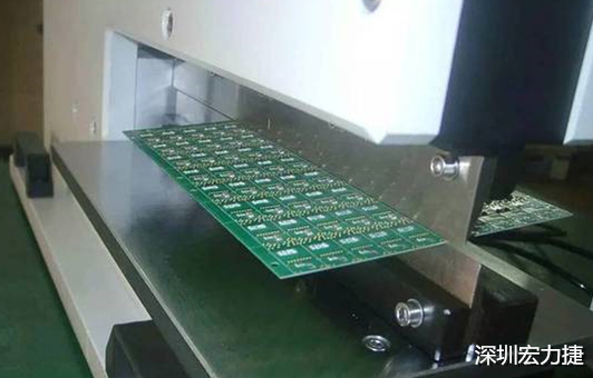 基本上V-Cut就是破壞板子結(jié)構(gòu)的元兇，因?yàn)閂-Cut就是在原來一大張的板材上切出溝槽來，所以V-Cut的地方就容易發(fā)生變形。