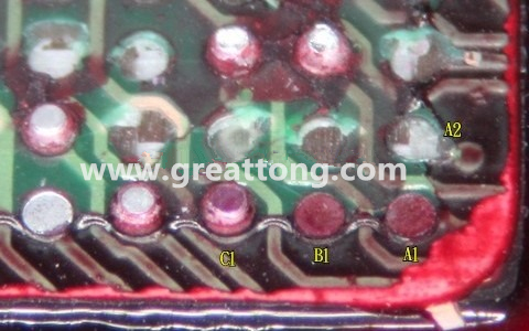 下圖是紅墨水測(cè)試后將PCB板子拿回來(lái)側(cè)一個(gè)角度拍攝的照片，就可以很清楚的看到錫球黏在PCB端，或不在PCB端。